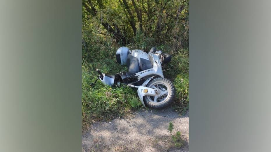 В Воронежской области водитель скутера опрокинулся и погиб