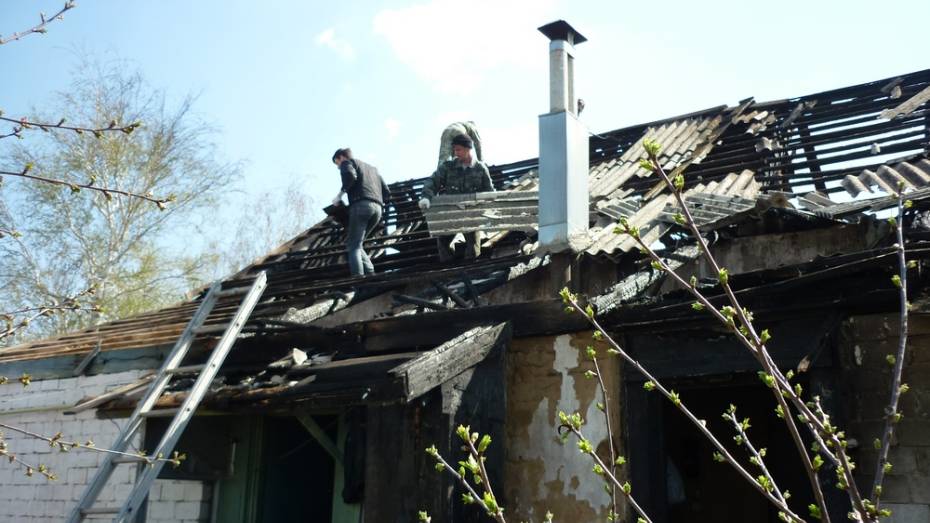 Лискинские пожарные помогли восстановить крышу дома одинокой пожилой учительнице