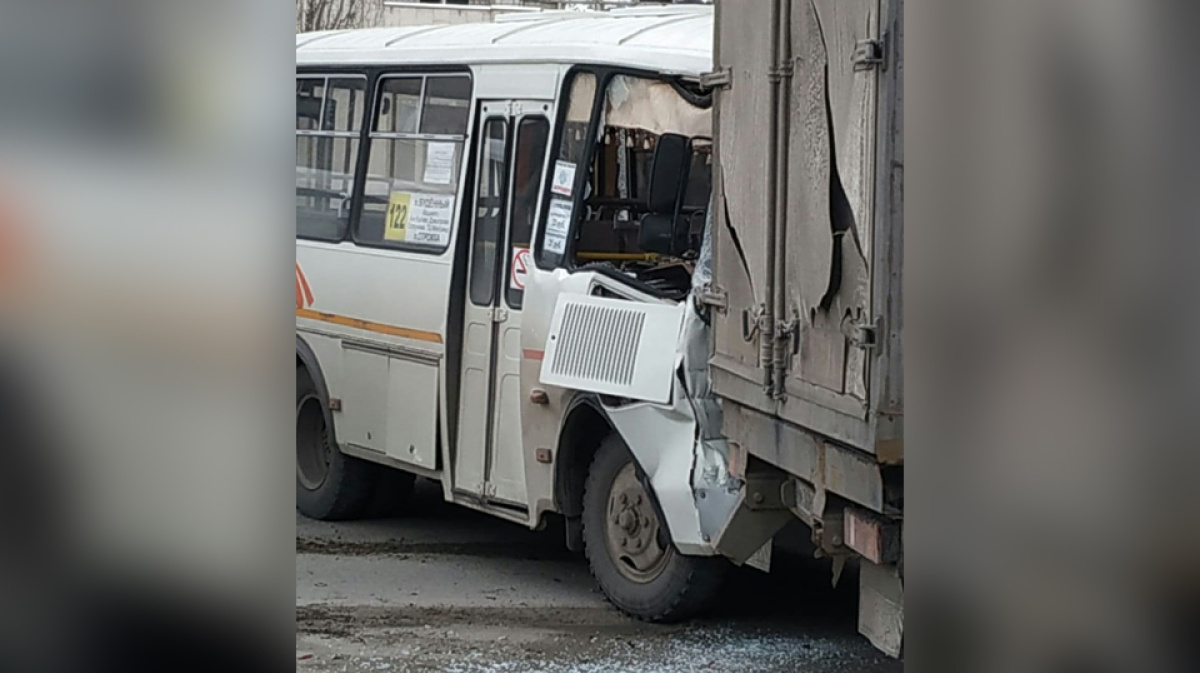 Новости сегодня последние свежие воронеж. Авария с 2 маршрутками в Воронеже. Воронеж столкновение автобусов. Авария с автобусом 4.10 в Воронеже.