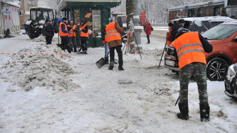 Глава Воронежа поручил управам усилить работу по очистке тротуаров