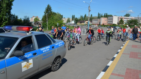 В Верхнехавском районе День молодежи открыли велопробегом