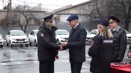 Воронежские участковые получили ключи от новых служебных автомобилей