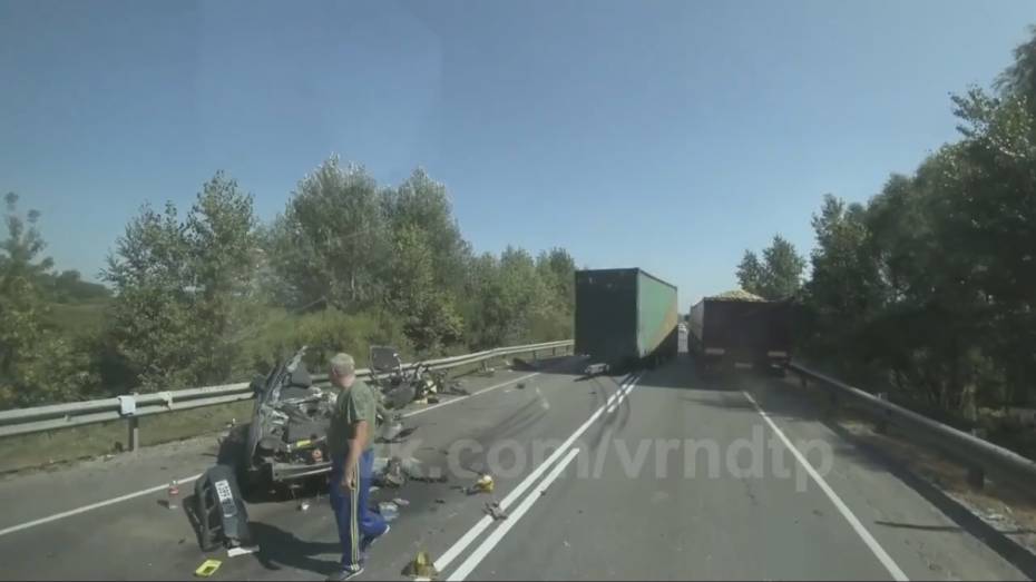 В Сети появилось видео с места ДТП с оторвавшимся прицепом Mercedes в Воронежской области
