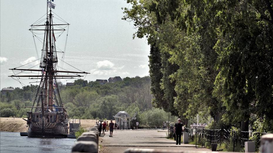 В Воронеже на Петровской набережной частично заменят тротуарную плитку