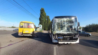 Две женщины пострадали при столкновении автобусов в Воронеже