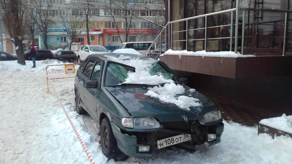 В Воронеже глыба льда помяла крышу и разбила стекло «ВАЗа»