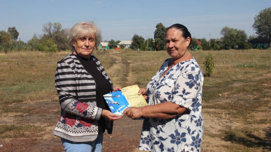 Библиотеке Каширского района передали в дар книгу и родословную земляка-писателя 
