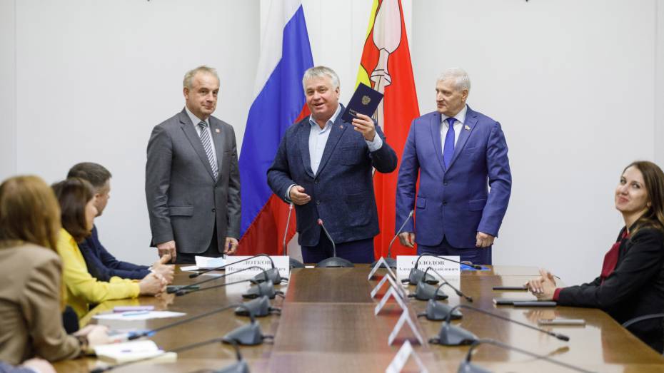 Депутатам Воронежской облдумы вручили удостоверения о прохождении курса «ИИ-грамотность»