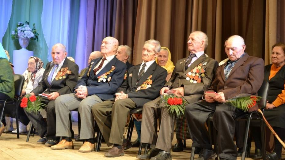 Бутурлиновским ветеранам вручили юбилейные медали