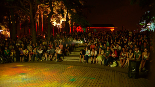 Дождь помешал воронежцам посмотреть уличное кино