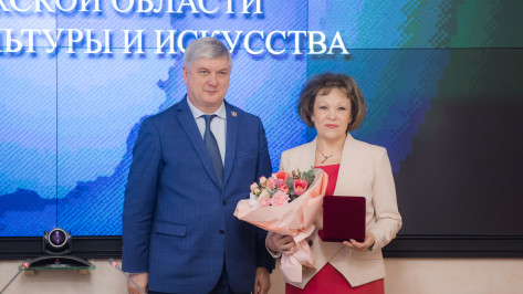Губернатор Александр Гусев наградил 11 воронежских деятелей культуры и искусства