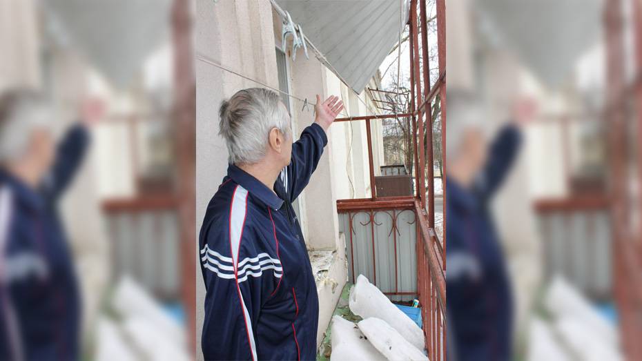 В Семилуках глыба льда упала с крыши дома и оборвала линию электропередачи 