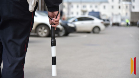 В Воронежской области мужчина протащил по асфальту сотрудника ГАИ