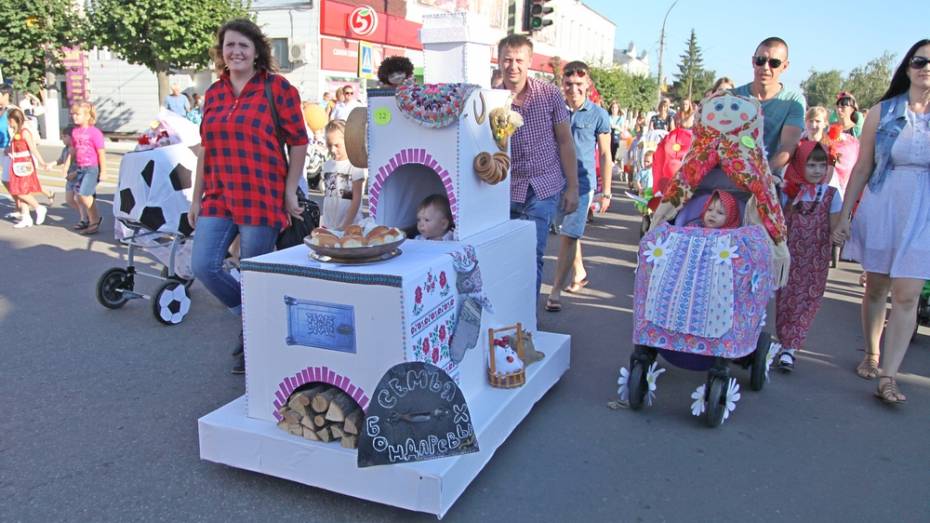 В Острогожске в День города прошел парад необычных детских колясок