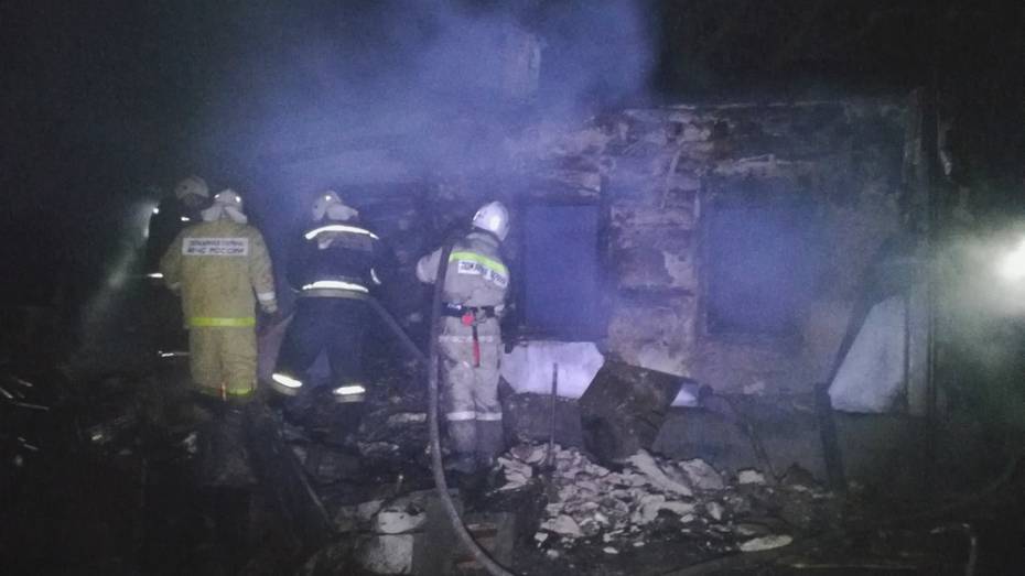 В Воронежской области сгорел дом переселенцев: пострадали мать и 2 детей