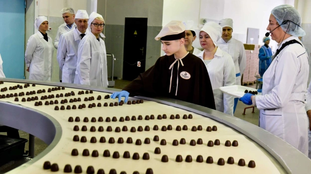 «Я увидел, как делают сладости!» Воронежский губернатор исполнил мечту 12-летнего мальчика из Калача