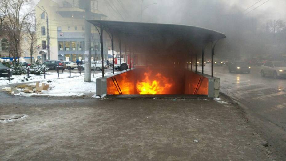  В Воронеже в подземном переходе загорелся киоск с шаурмой