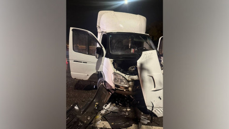 В Воронеже грузовик врезался в Lifan: погибла женщина