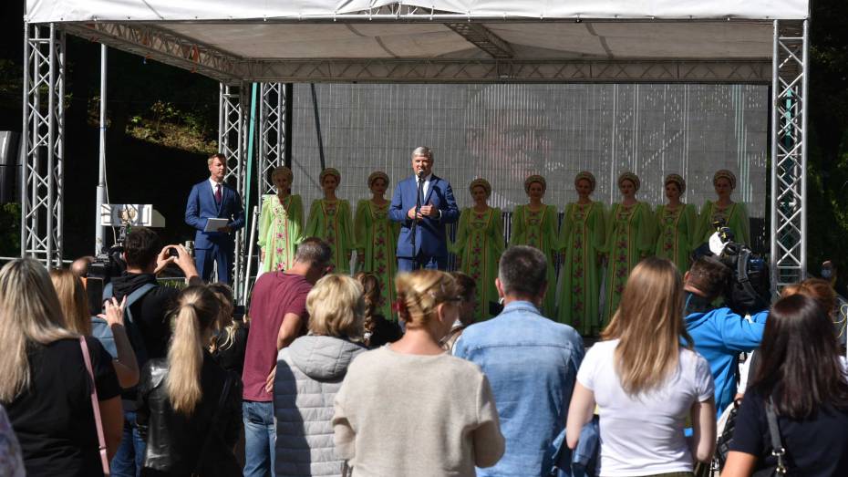 Воронежский губернатор открыл фестиваль «Город-сад» в Центральном парке