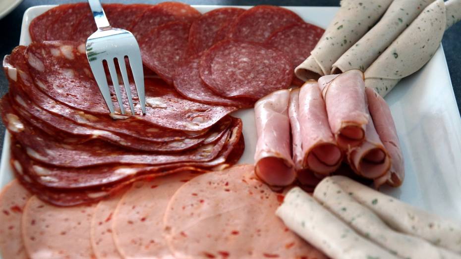 В Воронежской области сильно подорожали сосиски, сардельки и колбаса