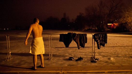 Предприимчивые воронежцы установили мобильную баню на крещенских купаниях в Боровом