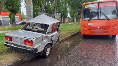 Двадцать человек находилось в автобусе, попавшем в аварию на улице Хользунова в Воронеже