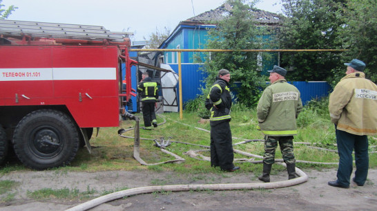 В райцентре Воронежской области соседи спасли из горящего дома женщину с ребенком