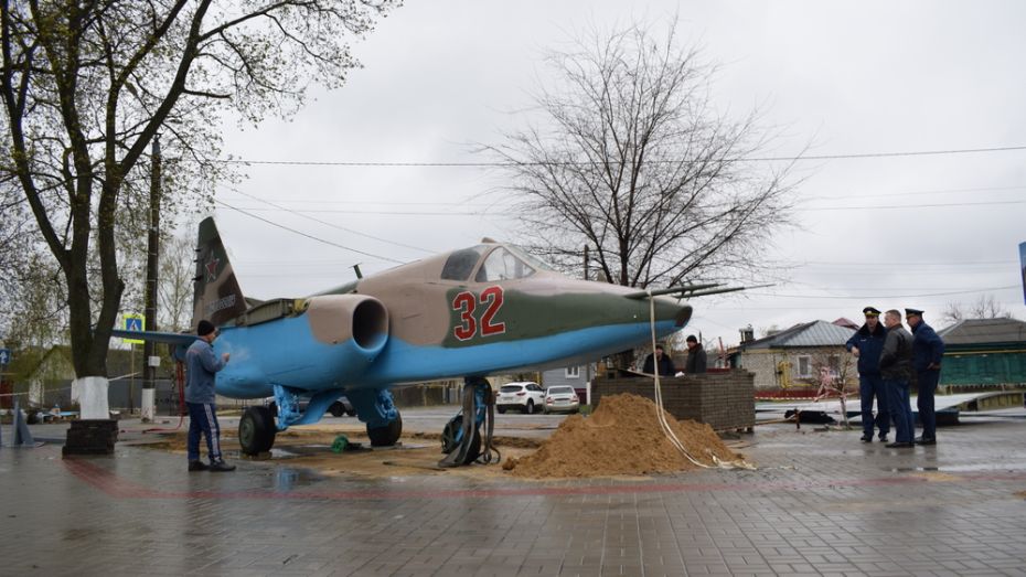 Штурмовик Су-25 установили в центре Борисоглебска