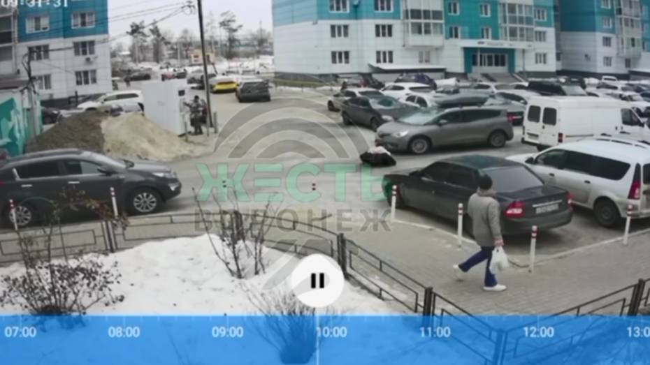 В воронежском ЖК «Озерки» автомобиль чуть не сбил девушку: видео