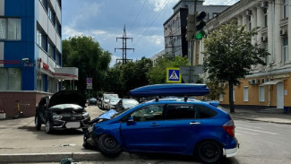 В Воронеже 2 человека пострадали при столкновении Honda и «Лады Весты»