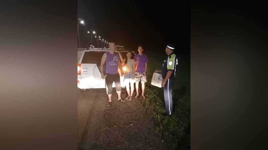 Воронежские полицейские помогли семье из Адыгеи, у которой ночью на трассе сломалась машина
