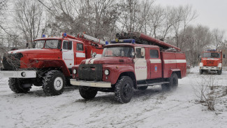 Прицеп фуры сгорел дотла на трассе в Воронежской области