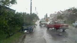 В Богучаре 78-летний водитель «ВАЗа» не уступил дорогу скутеристу, и тот упал на дорогу