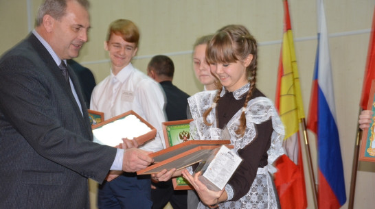 Лучшие кантемировские школьники получили стипендии