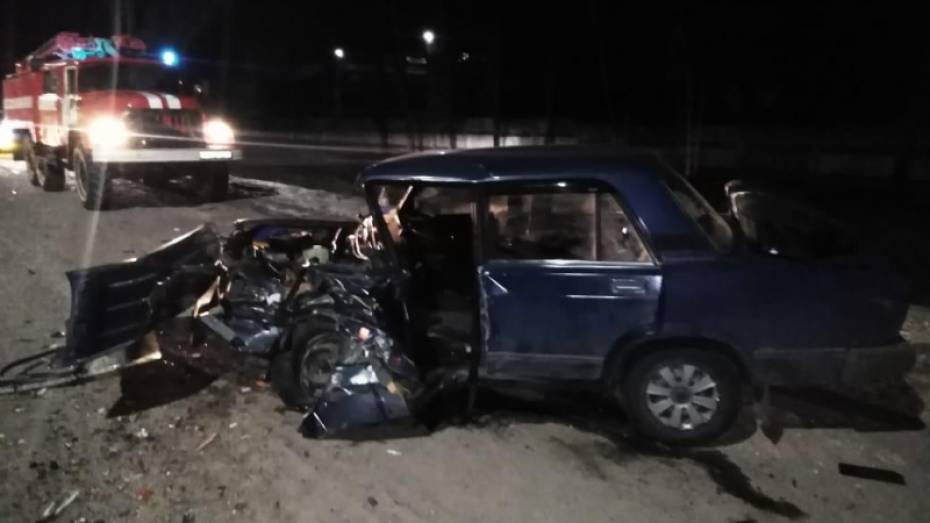 Peugeot и ВАЗ столкнулись в Воронежской области: пострадали трое