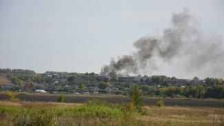 В Воронежской области при пожаре в хозпостройках сгорели 2 ВАЗа: пострадало 5 человек