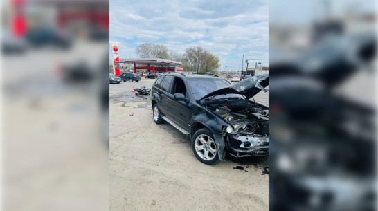 В Воронеже мотоциклиста увезли в больницу после столкновения с BMW X5