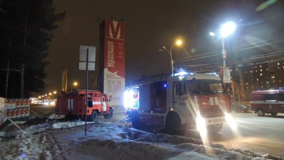 Рядом с рынком «Воронежский» загорелась строительная бытовка
