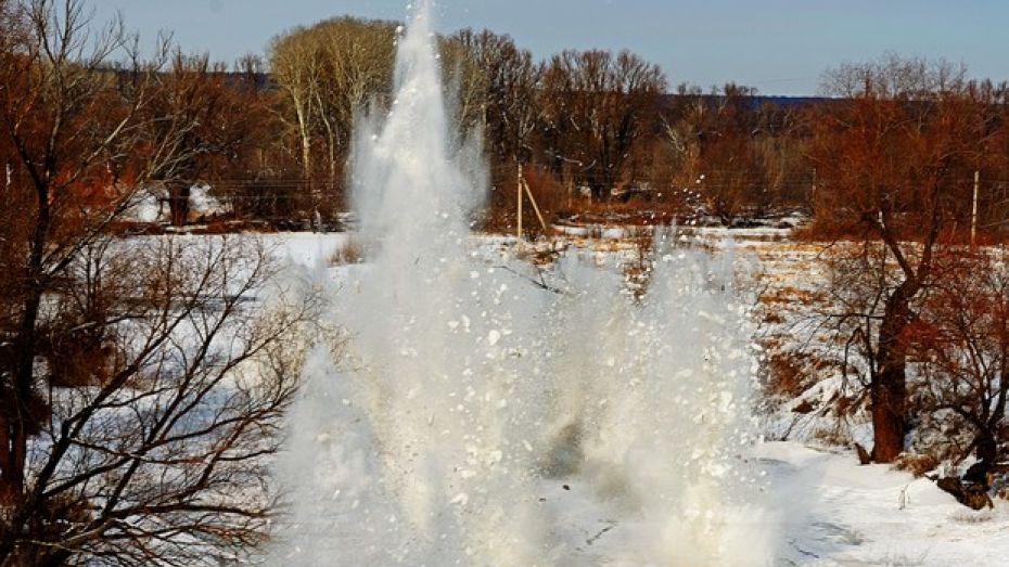 На реке Ворона под Борисоглебском подорвали лед