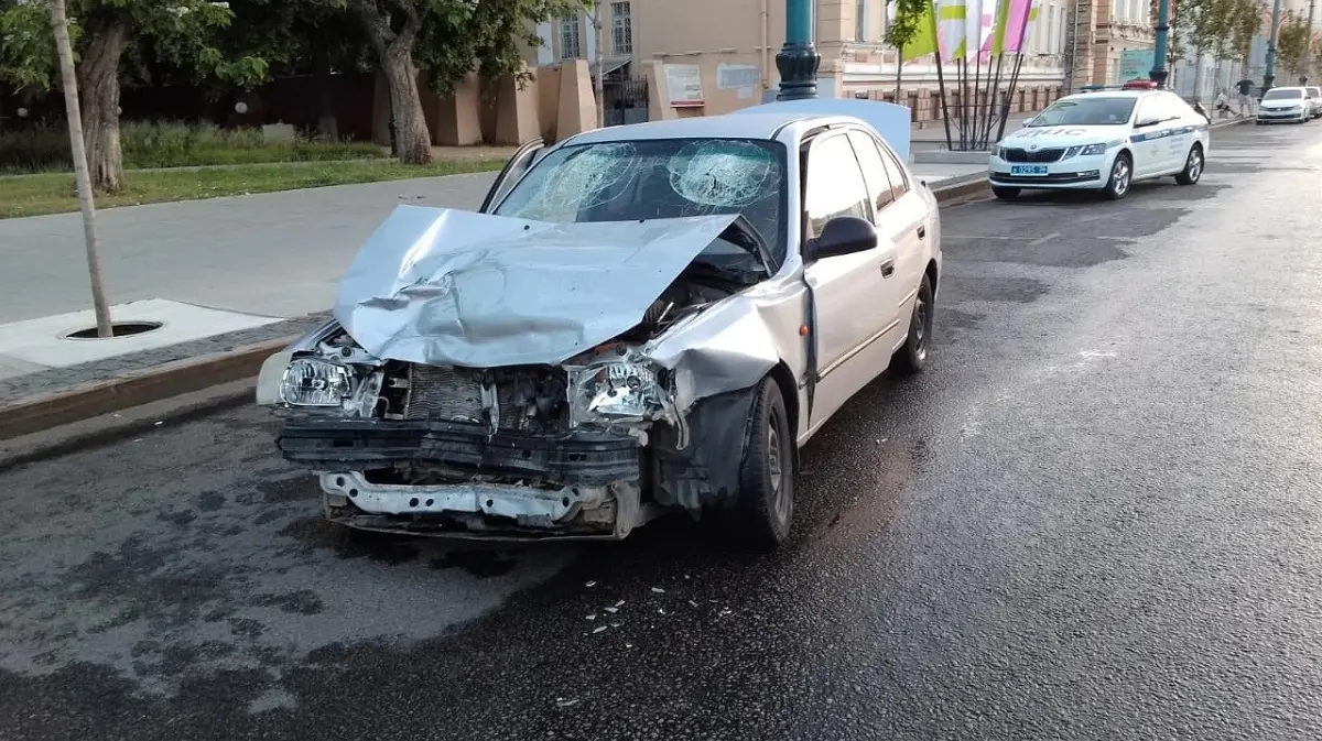 В Воронеже водитель на иномарке снес столб, скамейку и дерево на проспекте  Революции: есть погибший