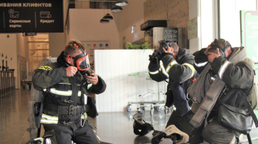 Спасатели эвакуировали в масках 15 человек из воронежского ТЦ