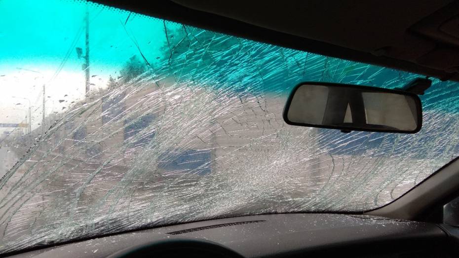 На Московском проспекте в Воронеже ледяная глыба рухнула на автомобиль