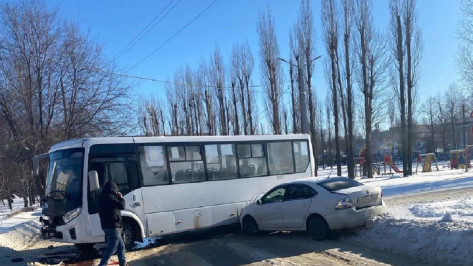 В воронежском микрорайоне Отрожка автобус №60 на полной скорости врезался в легковушку