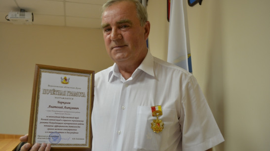 Руководителя нижнедевицкого сельхозпредприятия наградили почетным знаком правительства Воронежской области 