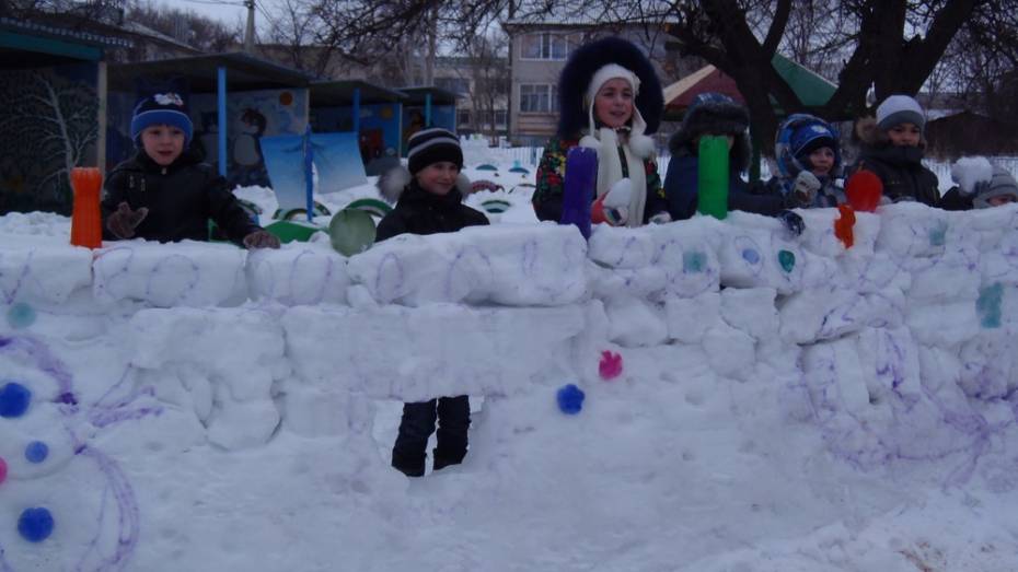 В верхнемамонском детском саду появились снежные крепости