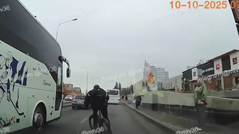 Появилось видео смертельного столкновения автобуса с велосипедистом в Воронеже