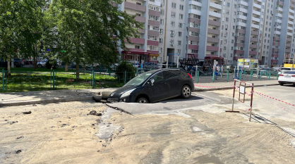 Иномарка провалилась в яму на месте коммунальной аварии во дворе крупного воронежского ЖК