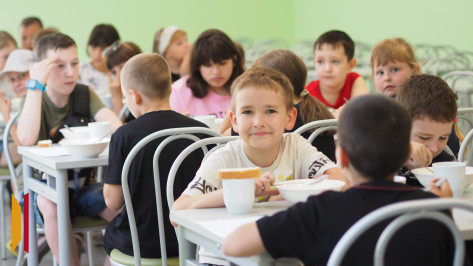 В подгоренской школе обновили мебель в столовой перед открытием летнего лагеря