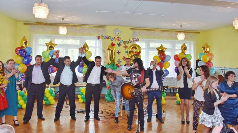 Группа «Отпетые мошенники» выступила в Мировском детском доме Панинского района