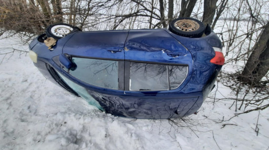 В Воронежской области вылетела в кювет Toyota Yaris: за рулем сидела 59-летняя женщина